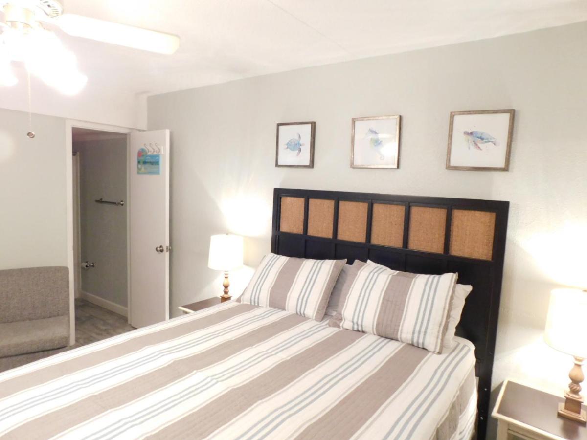 Budget Friendly Condo Perfect For A Romantic Getaway Within Walking Distance To The Beach! Gulf Shores Exterior photo