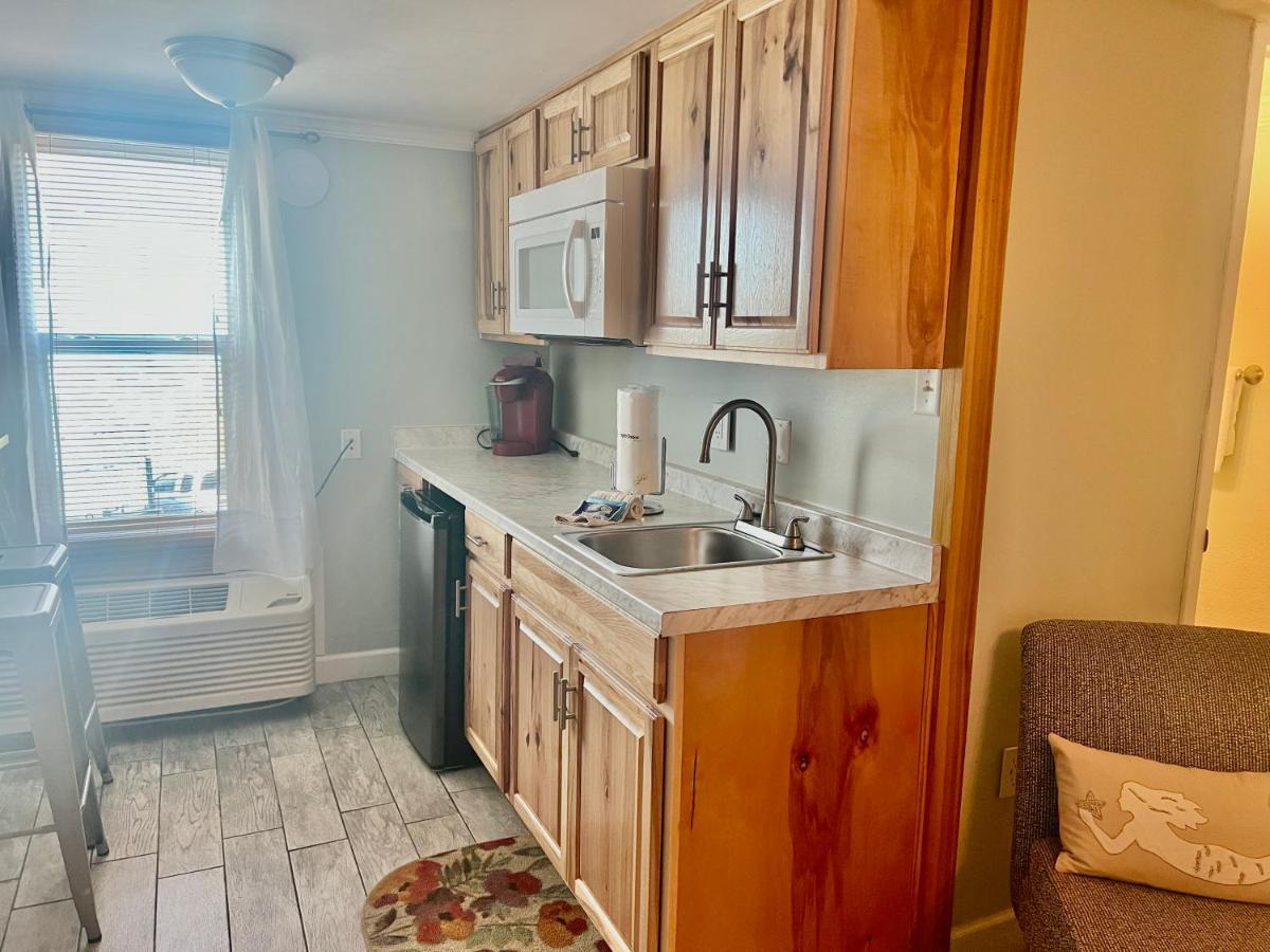 Budget Friendly Condo Perfect For A Romantic Getaway Within Walking Distance To The Beach! Gulf Shores Exterior photo